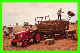 TRACTEUR RENAULT - CELUI DE M. RENÉ DUBUC, PRÉSIDENT COOPÉRATIVE DES PRODUCTEURS DE LAIT DU MARCHÉ DE MONTRÉAL - - Tracteurs