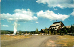 Yellowstone National Park Old Faithful Inn And Old Faithful Geyser - Parques Nacionales USA