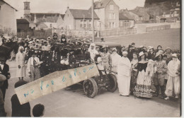 L'ISLE Sur SEREIN  - Le Carnaval ? Sur La Route D'Avallon Avec Une Belle Automobile Décorée ( Carte Photo ) - L'Isle Sur Serein