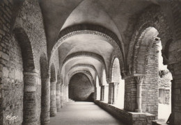 TOURNUS. - Abbatiale St-Philibert. Le Cloître .CPM Dentelée - Lieux Saints