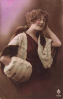 CPA  - Jeune Femme Aux Cheveux Courts Avec Une Cape En Fourrure - Colorisé - Carte Postale Ancienne - Femmes