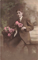 CPA  - Carte De Voeux - Heureuse Année - Jeune Homme Avec Des Roses - Colorisé - Mug - Carte Postale Ancienne - New Year