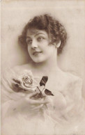 Carte Photo - Photographie D'une Femme Tenant Une Rose  - Drapée - Carte Postale Ancienne - Photographs