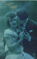 CPA - Joyeuses Pâques - Couple S'embrassant - Bouquet - ABC - Carte Postale Ancienne - Pascua