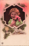CPA - Fantaisie - Petite Fille Tenant Un Bouquet De Roses - Bougie - Houx - Village - Colorisé - Carte Postale Ancienne - Babies