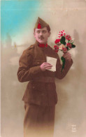 CPA - Soldat Tenant Un Bouquet Et Une Lettre - Oeuillets - Oblitérée En 1928 - Colorisé - Carte Postale Ancienne - Uniformi