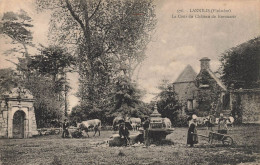 Lannilis * La Cour Du Château De Kerouartz * Agriculture Ferme - Andere & Zonder Classificatie