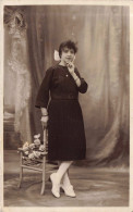 Carte Photo - Photographie D'une Femme Près D'une Chaise - Bouquet De Fleurs - Carte Postale Ancienne - Photographs