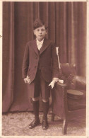 Carte Photo - Photographie D'un Enfant Tenant Des Gants Blancs - Fauteuil - Casquette - Carte Postale Ancienne - Fotografie