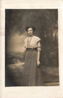 CARTE PHOTO - Photographie -  Femme Portant Une Jupe Longue Et Une Blouse - Carte Postale Ancienne - Photographs