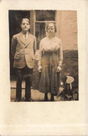 CARTE PHOTO - Photographie - Couple Devant Une Entrée - Carte Postale Ancienne - Photographs