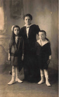 CARTE PHOTO - Photo De Famille - Une Mère Avec Ses Deux Enfants - Tableau - Carte Postale Ancienne - Photographs