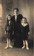 CARTE PHOTO - Photo De Famille - Une Mère Avec Ses Deux Enfants - Tableau - Carte Postale Ancienne - Fotografie