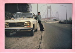 PHOTOGRAPHIE - PEUGEOT  304  AU PONT DE TANCARVILLE - 1970 - - Places