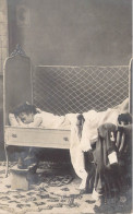 Enfants - Enfant Qui Dort Dans Un Lit En Fer - Carte Photo - Oblitéré 1908 -  Carte Postale Ancienne - Scenes & Landscapes
