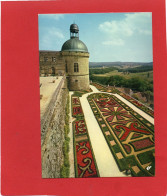 24---CHATEAU De HAUTEFORT---Terrasse Sud--les Parterres De Fleurs Et La Tour De La Chapelle--voir 2 Scans - Hautefort