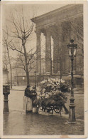 PARIS ... En Flanant . La Marchande De Fleurs -Place De La Madeleine -1934 - Petits Métiers à Paris