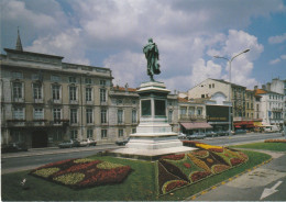 Delcampe - MACON -   Sur Le Quai Lamartine . L'Hôtel De Ville Et La Statue De Lamartine.   CPM - Macon