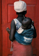 CPM - Couleurs D'AFRIQUE - La Porte Rouge (Jeune Maman Et Son Bébé) - Edition Photo Hoa-Qui - Non Classés