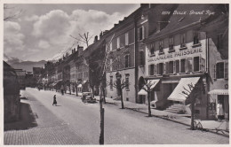 Bulle, Grand'Rue, Bas De L'Eglise : Ernest Cottier, Devant Son Salon De Coiffure, Boulangerie Eichenberger, Anc. Voiture - Magasins