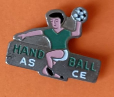Pin's Hand Ball AS CE (joueur En Action Avec Un Ballon à La Main) - Handbal