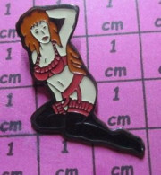 1619 Pin's Pins / Beau Et Rare / PIN-UPS / ROUSSE EN LINGERIE ROUGE ET NOIRE - Pin-ups