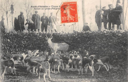 CPA 60 FORET HALATTE / CHASSE A COURRE / HALLALI SUR PIEDS / CHIENS AU FERME / ANGLO - Other & Unclassified