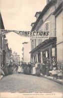 CPA 60 LIANCOURT / LA RUE PASTEUR / MAGASIN DE CONFECTIONS - Other & Unclassified