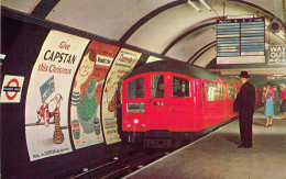 ENGLAND - LONDON - Tube Train Entering Picadilly Circus Station - Carte Postale Ancienne - Andere & Zonder Classificatie