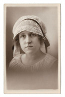 CARTE PHOTO / JEUNE FEMME ET BONNET - SAINTE CATHERINE - Sainte-Catherine