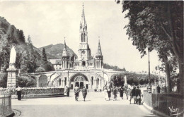 FRANCE - 65 - LOURDES - La Basilique Et La Vierge Couronnée - Carte Postale Ancienne - Lourdes
