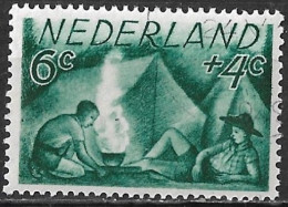 Plaatfout Donkergroen Krasje Rechts On De 4 (zegel 76) In 1949 Zomerzegel 6+4 Cent Groen NVPH 515 PM 5 - Variétés Et Curiosités