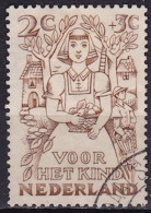 Plaatfout Stipje In De Onderste Tak Van De Boom Rechts In 1949 Kinderzegels 2 + 3 Ct Bruin NVPH 544 PM 1 - Plaatfouten En Curiosa