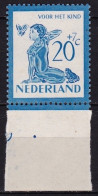 Plaatfout Blauw Puntje Voor De H Van Het In 1950 Kinderzegels  20 + 7 Ct Blauw NVPH 567 PM 3 Postfris - Variétés Et Curiosités