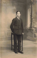 CARTE PHOTO - Jeune Homme Debout Près D'un Tabouret - Costume - Carte Postale Ancienne - Photographs