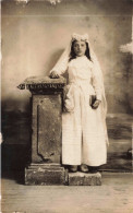 CARTE PHOTO - Première Communion D'une Petite Fille - Bible - Carte Postale Ancienne - Photographs