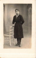 CARTE PHOTO - Portrait D'une Femme Habillée En Noir -  Chaise - Oblitérée En 1922 - Carte Postale Ancienne - Photographs