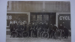 92 RARE CARTE PHOTO 1907 CYCLES LABOR  GROUPE OUVRIERS  BICYCLETTE VELO FABRICATION - Cyclisme