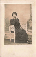 CARTE PHOTO - Femme Assise Sur Un Banc Et Accoudée - Carte Postale Ancienne - Photographs