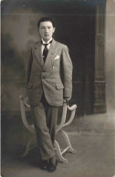 CARTE PHOTO - Portrait D'un Jeune Homme En Costume - Carte Postale Ancienne - Photographs