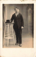 CARTE PHOTO - Portrait D'un Jeune Homme En Costume Fumant Une Cigarette - Chapeau - Carte Postale Ancienne - Photographs