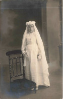 CARTE PHOTO - Fillette Lors De Sa Première Communion - Robe Blanche - Couronne - Carte Postale Ancienne - Photographs