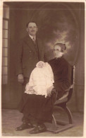 CARTE PHOTO - Baptême D'un Bébé Avec Ses Grand-parents - Carte Postale Ancienne - Photographs