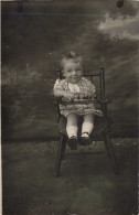 CARTE PHOTO - Bébé Assis Dans Sa Chaise Haute - Carreaux - Jeux - Carte Postale Ancienne - Photographs