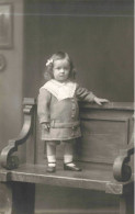 CARTE PHOTO - Petite Fille Debout Sur Un Banc - Col En Dentelle - Oblitérée En 1915 - Carte Postale Ancienne - Photographs