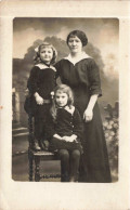 CARTE PHOTO - Photo De Famille - Une Mère Avec Ses Deux Filles - Carte Postale Ancienne - Photographs