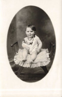 CARTE PHOTO - Médaillon - Bébé Assis Sur Une Chaise - Carte Postale Ancienne - Bébés