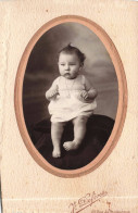 CARTE PHOTO - Médaillon - Bébé Assis Sur Une Chaise - J Defives - Carte Postale Ancienne - Bebes