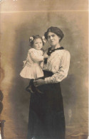 CARTE PHOTO - Mère Tenant Sa Fille Dans Ses Bras - Carte Postale Ancienne - Photographs