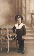 CARTE PHOTO - Petit Garçon Posant Avec Une Fleur Dans La Main - Casquette - Carte Postale Ancienne - Photographs